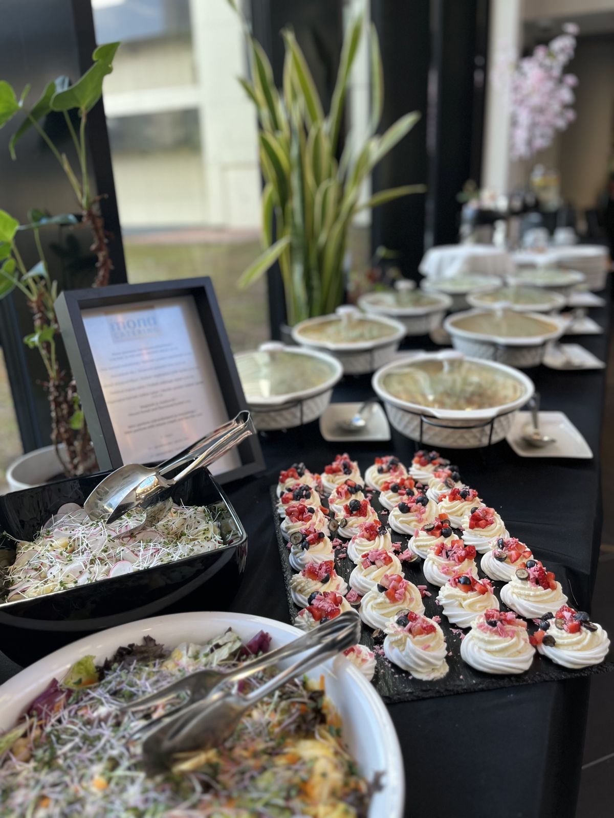 Beseekoogikesed marjadega Mona cateringi laual
